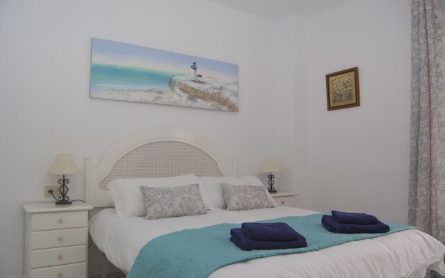 Spacious 2 Bed Apartment in Calahonda