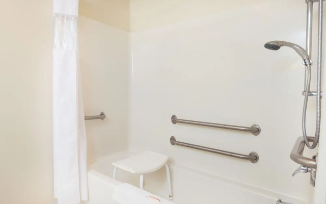 Howard Johnson Inn and Suites Oacoma