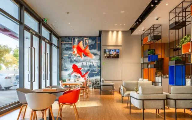 Qbox Hotel