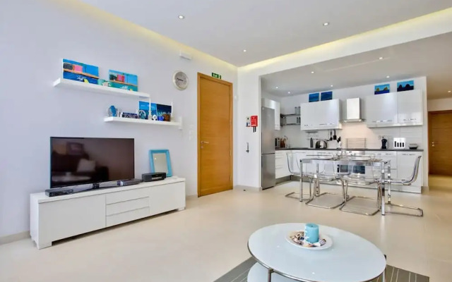 Stunning Sliema 2 Bed Apt Meters Away From Beach