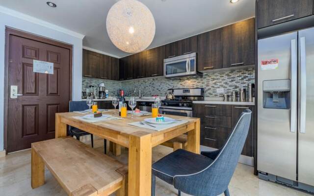 Unique 2BR Penthouse w Privaterooftop Palmbeach