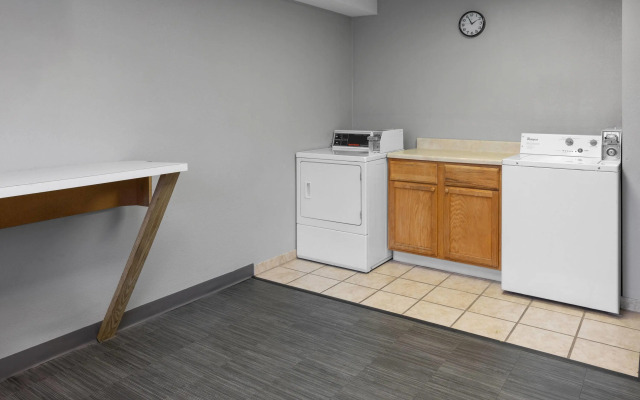 Super 8 by Wyndham New Stanton