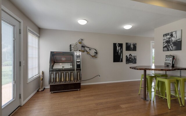 Gorgeous Home W/hot Tub&grill