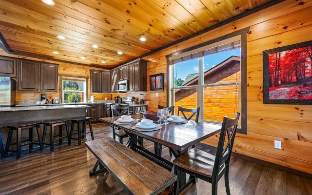Mountain Skyy 3 Bedroom Cabin by RedAwning
