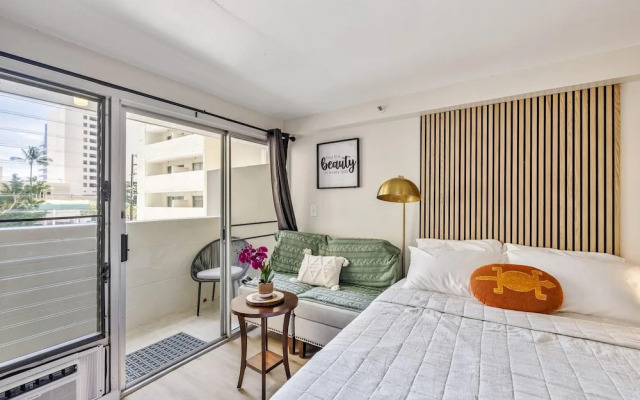 Bright Cozy Condo Unit With Balcony