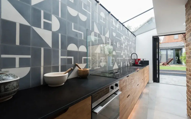 Beautiful Chiswick Home With Garden