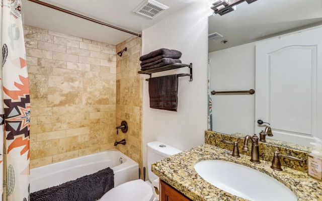 Golf Views & Pool Access: Central Scottsdale Condo