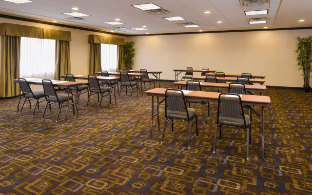 Holiday Inn Express & Suites Bridgeport by IHG