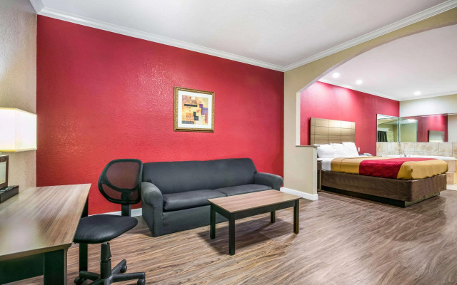 Econo Lodge And Suites