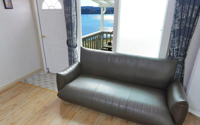 Anmyeondo Beach White House Pension