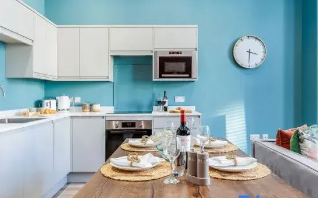 Beautiful Family Apt w/ Free Gym & Parking