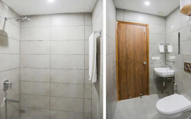 OYO 79600 The Premium Villa