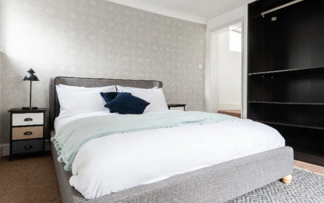 The Emmanuel Orchard - Central 4BDR Home with Parking