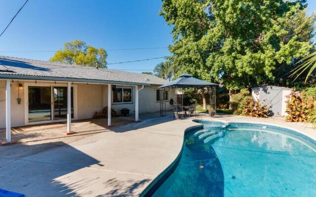 4 Bedroom West Hills Charmer with Pool and Jacuzzi