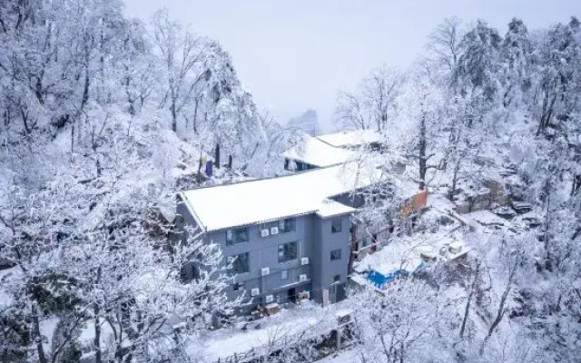Wudang Mountain Hidden Mountain Residence Inn