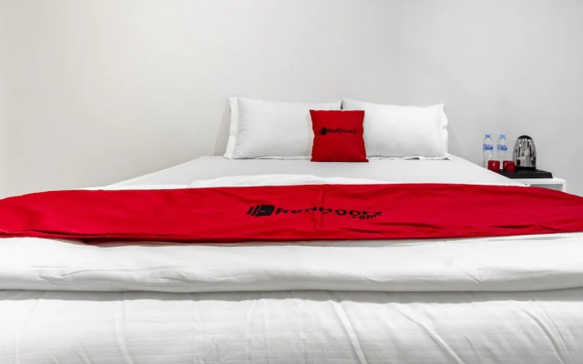 RedDoorz Plus @ Gunungsari Surabaya