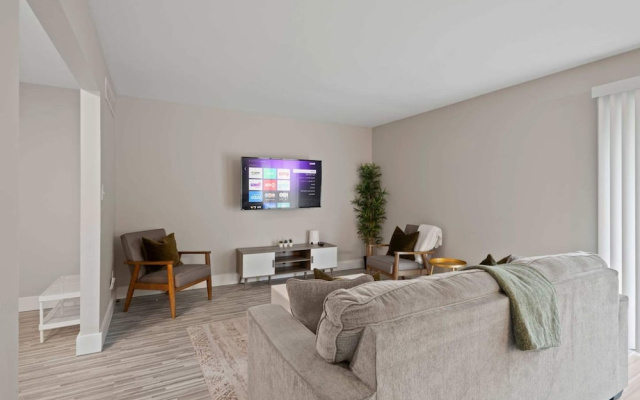Inviting 2BR 2BA Unit in Rochester Hills