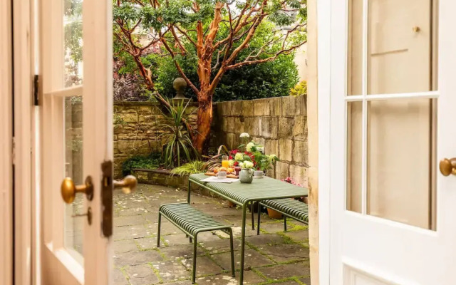 Grand Georgian Townhouse With Garden