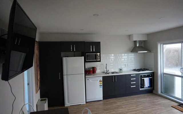Takapuna Modern Guest house near beach