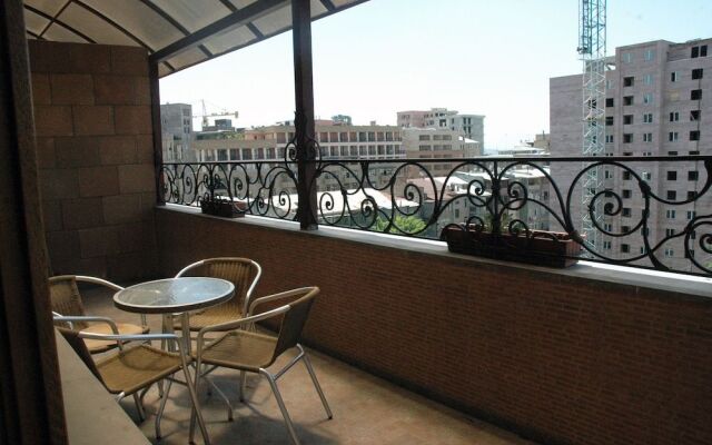 Luxury Apartment In The City Heart On North Avenue