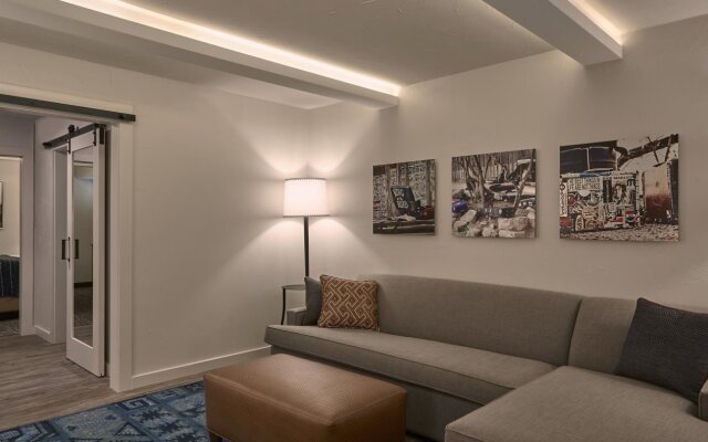 Fredericksburg Inn & Suites