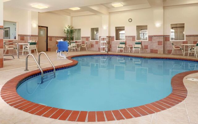 Country Inn & Suites by Radisson, Findlay, OH