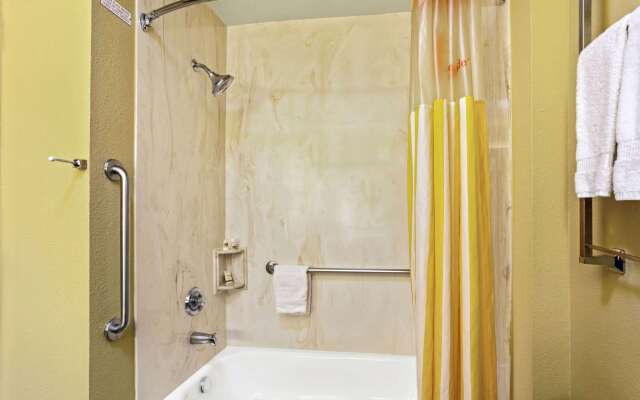 La Quinta Inn & Suites by Wyndham Denver Gateway Park