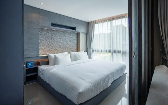 Condo Near Beach Rooftop Pool C252