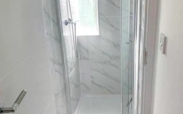 London Blissful Retreat - 4 Bedroom House