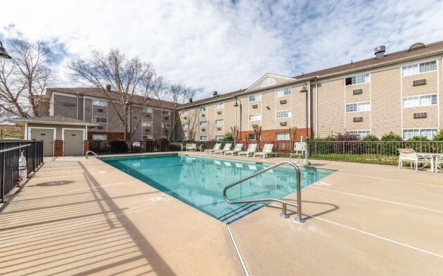 HomeTowne Studios & Suites by Red Roof Charlotte - Concord