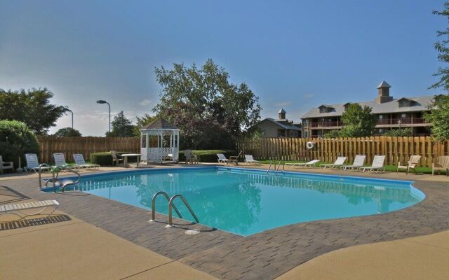 Home on the Golf Range - Holiday Hills Branson - Golf Resort - Outdoor Pools