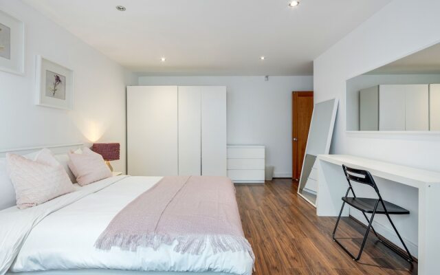Royal Docks Guesthouse by LUXHABITAT