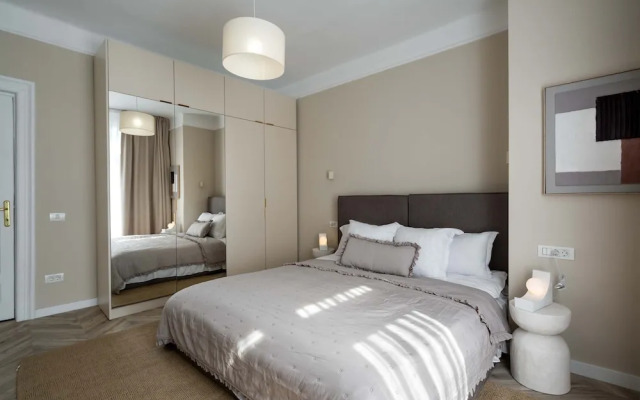 Elegant 3BR Retreat - Steps Away Cismigiu Gardens