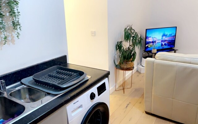 Inviting 2-bed Apartment in Wakefield Charming