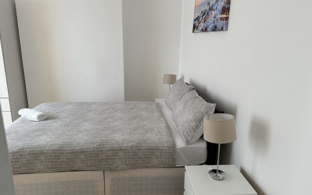 Immaculate 4-bed House in Enfield Near Enfield loc