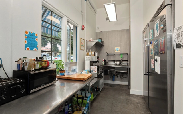 ITH Santa Barbara Beach Hostel