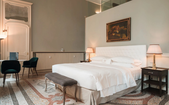 Royal Palace Luxury Suites & Hotel