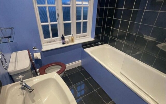 Expansive 4BD Home- 15 min From Buckingham Palace!