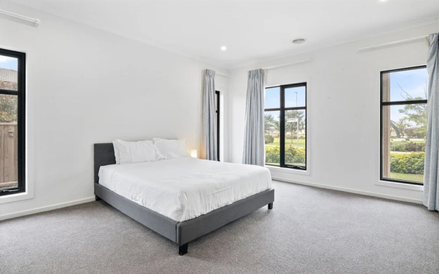 Spacious 5-bed Home in Peaceful Point Cook – Guest Rooms – Melbourne