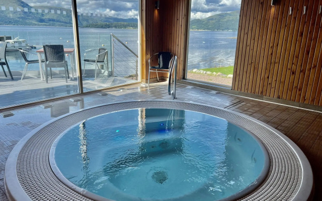 Holly Tree Hotel, Swimming Pool & Hot Tub