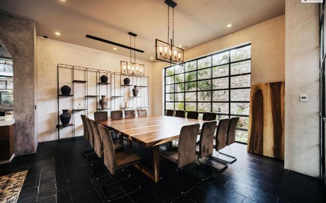 Kings Mansion for 26 guests!
