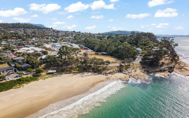 Gorgeous 4 Bedroom House - Blackmans Bay