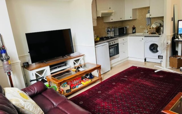 Comfortable 2 Bedroom Apartment in West London