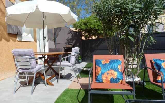 appart cosy avec son exterieur chaleureux,piscine et parking prive