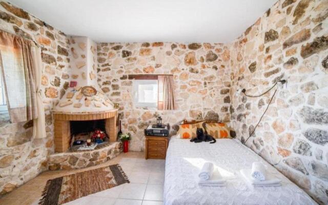 Lithahiro stone house