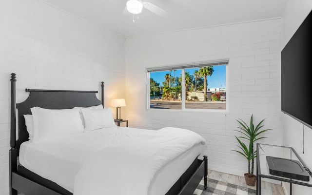 Sunrise at the Cul-de-Sac 1BR Apartment