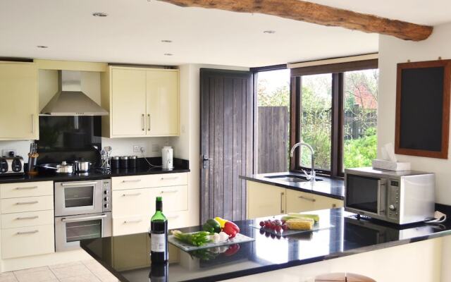 Beautifully converted 400-year-old threshing barn. Pet-friendly.