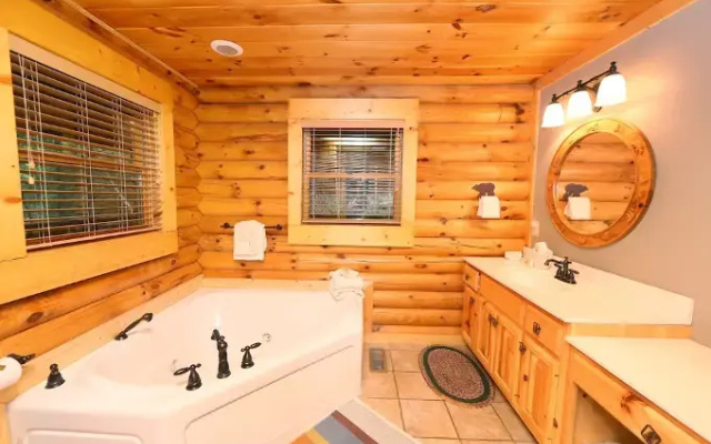 Black Bear Hideaway 5 Br cabin by RedAwning