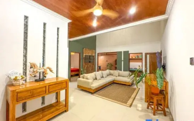 Modern Javanese 4BR Home Near Keraton Yogya