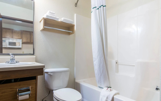 HomeTowne Studios & Suites by Red Roof Bentonville